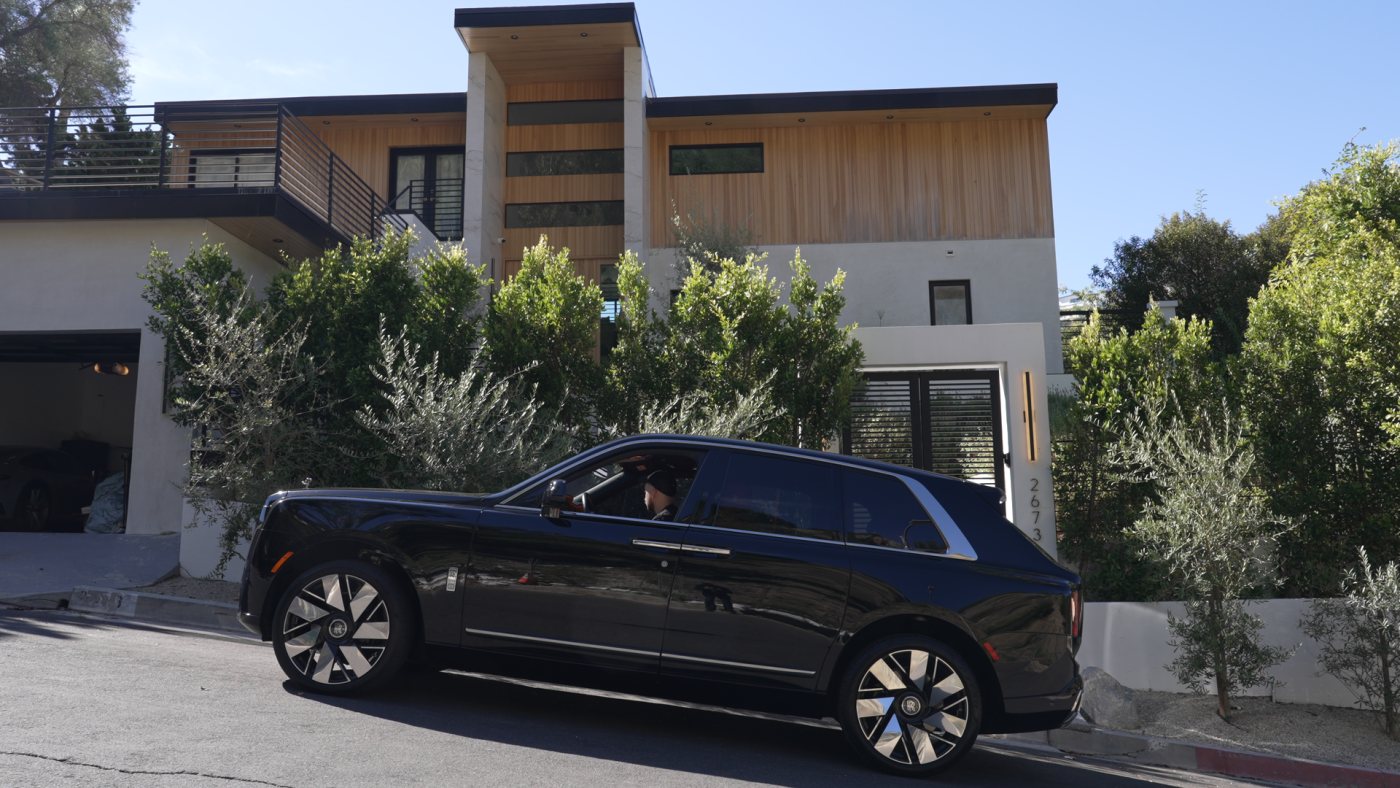 Rolls-Royce outside, C0293, raw